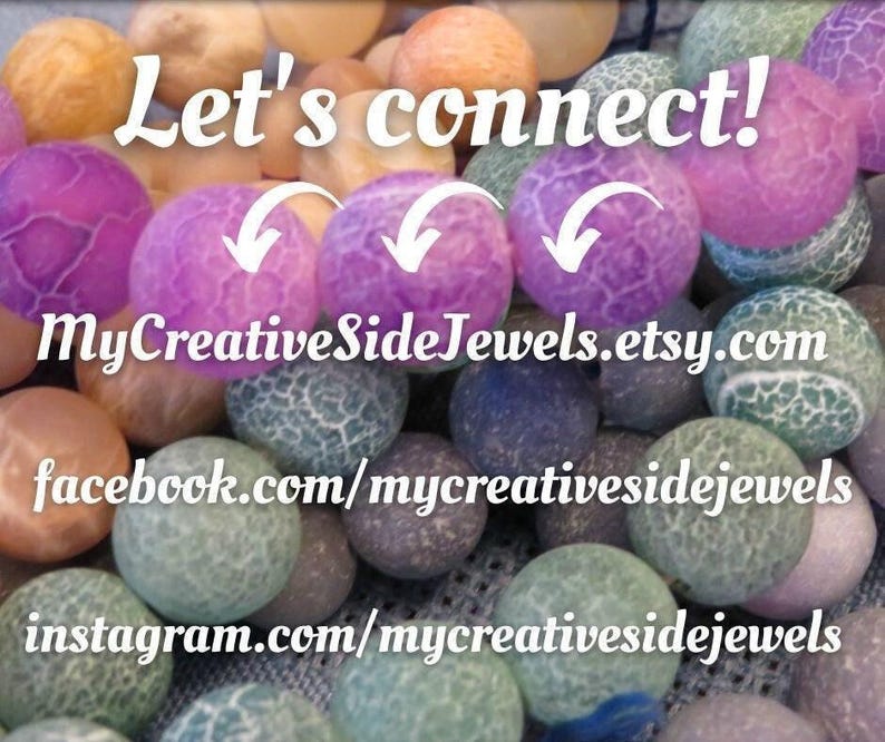 Puede incluir: Primer plano de piedras preciosas redondas y coloridas en tonos morado, verde, naranja y azul. El texto "Let's connect!" se muestra encima de las piedras preciosas, con enlaces a redes sociales debajo.