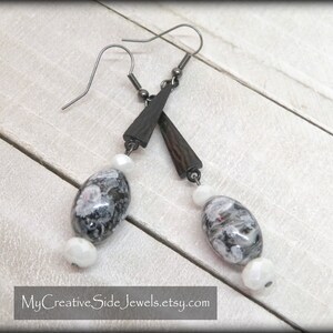 Art Deco Dangle Earrings: Gunmetal, Black & White Marbled Glass bild 6