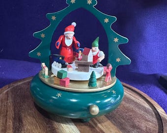 La caja de música Dwarf Workshop está hecha por Richard Glässer “oh Christmas tree”