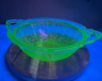 Bol grande para servir con asa Jeannette Floral Poinsettia de vidrio URANIUM / BRILLA con luz ultravioleta verde neón / 1931–1934 / Vaseline Glass Depressio