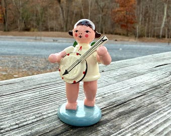 Ángel verde con banjo de Wendt & Kühn (650/59) – Figura de madera pintada a mano, Alemania