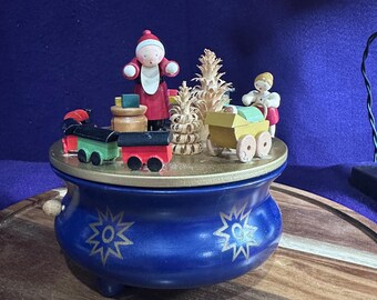 Caja de música antigua de Erzgebirge Holzkunst Straco German con árbol de Navidad. Toca "Oh Tannenbaum" (oh árbol de Navidad)