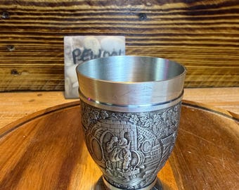 Copa vintage alemana de peltre – Seymour Feuchtwanger Zinn 95% – Escena de bodega en relieve, copa coleccionable de 10,8 cm, artículos de bar de Alemania Occidental