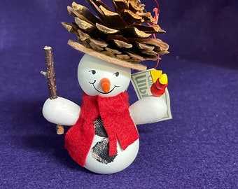 Christian Ulbricht Bonhomme de neige avec chapeau de pomme de pin et ornement d'oiseau