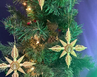 Adorno de estrella de madera tallada tradicional