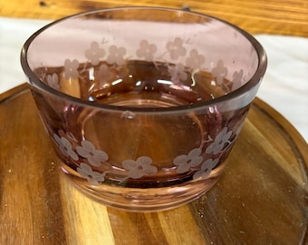 Bol de cristal morado amatista vintage / Corona floral de margaritas grabadas / Plato para dulces, baratijas, portavelas / Decoración cottagecore