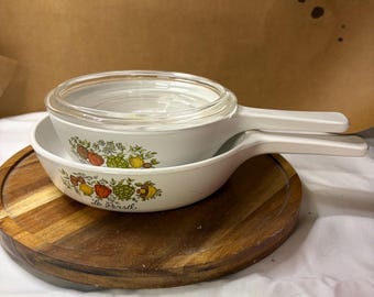 Juego de sartenes individuales vintage CorningWare Spice of Life / P-81-B La Sauge + P-83-B Le Persil / CON tapas originales de vidrio Pyrex / Años 70, EE. UU.
