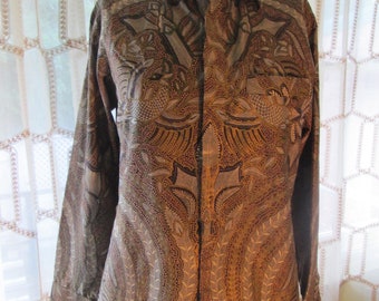 Traditional Indonesian batik shirt, garuda pattern batik shirt with side vents, hidden buttons and hidden pockets