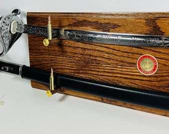Soporte/expositor para espadas del Cuerpo de Marines de EE. UU. con moneda y 5,56 balas