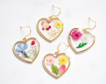 Pendientes de flores silvestres prensadas con corazón, pendientes de resina de flores secas chapadas en oro de 14k, pendientes de flores múltiples