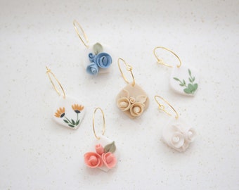 Delicate geboortemaand bloem oorbellen, lichtgewicht pastel hangende oorbellen voor dagelijks gebruik, blauwe roos of zonnebloem charme hoepel oorbellen