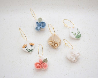 Boucles d’oreilles délicates Birth Month Flower, boucles d’oreilles suspendues pastel légères pour un usage quotidien, boucles d’oreilles Blue Rose ou Sunflower Charm Hoop