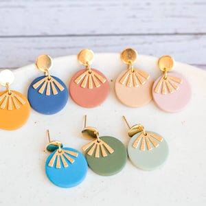 Minimalistische Kreisfächer-Ohrringe aus Polymer Clay, 14 Karat vergoldet