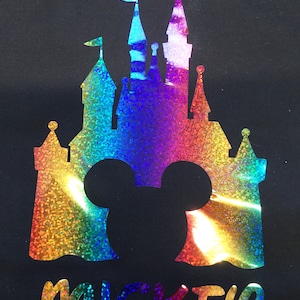 Disney Castle T-Shirt Transfer in mehrfarbigen holografischen Farben mit Namen in Disney-Schriftart
