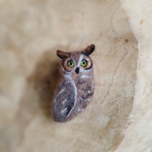 Förbeställ tovad brosch, nåltovad ugglebrosch, filtad fågelbrosch i ull, fågelälskare