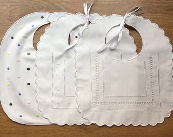 Conjunto de 30 babadores de algodão branco feitos à mão, unissex, com bainha e bordado - 10 conjuntos de 3