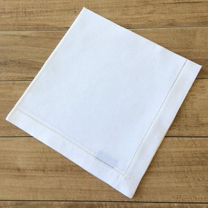 Ein Set von 24 Hohlsaum Leinenservietten in Weiß, 50x50 cm