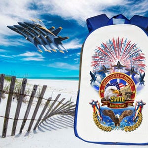 Pu&ograve; includere: Uno zaino bianco e blu con un design patriottico. Il design include un'aquila, fuochi d'artificio e jet da combattimento, con testo che commemora il 250&deg; anniversario degli Stati Uniti d'America. Lo sfondo mostra una scena di spiaggia.