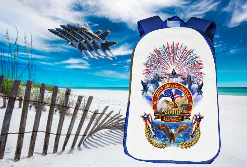 Pu&ograve; includere: Uno zaino bianco e blu con un design patriottico. Il design include un'aquila, fuochi d'artificio e jet da combattimento, con testo che commemora il 250&deg; anniversario degli Stati Uniti d'America. Lo sfondo mostra una scena di spiaggia.