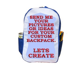 Pu&ograve; includere: Zaino blu e bianco con il testo rosso "SEND ME YOUR PICTURES OR IDEAS FOR YOUR CUSTOM BACKPACK. LETS CREATE". Ha tasche laterali e chiusura con cerniera.