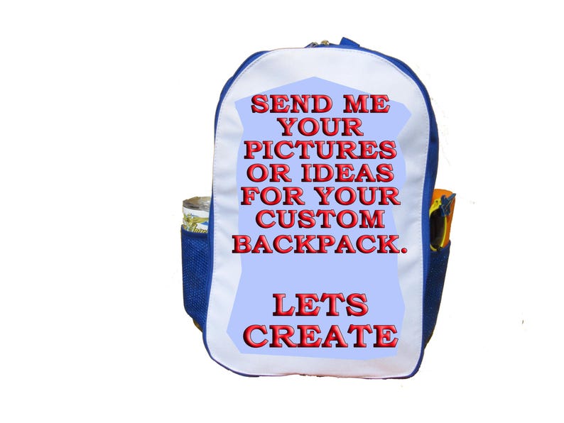 Pu&ograve; includere: Zaino blu e bianco con il testo rosso "SEND ME YOUR PICTURES OR IDEAS FOR YOUR CUSTOM BACKPACK. LETS CREATE". Ha tasche laterali e chiusura con cerniera.