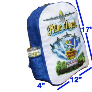 Pu&ograve; includere: Zaino blu e bianco con grafica dei Blue Angels e di Pensacola Beach. Lo zaino misura 43 cm di altezza, 30 cm di larghezza e 10 cm di profondit&agrave;. Una borraccia &egrave; nella tasca laterale.
