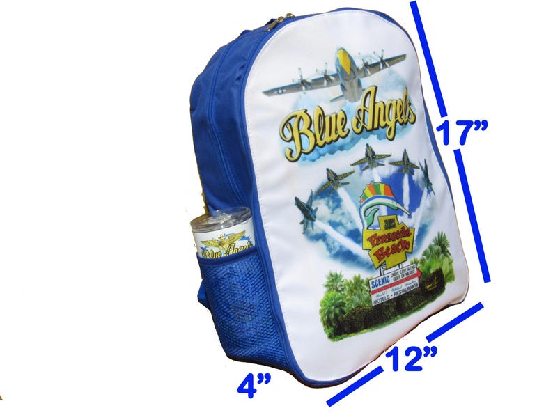 Pu&ograve; includere: Zaino blu e bianco con grafica dei Blue Angels e di Pensacola Beach. Lo zaino misura 43 cm di altezza, 30 cm di larghezza e 10 cm di profondit&agrave;. Una borraccia &egrave; nella tasca laterale.