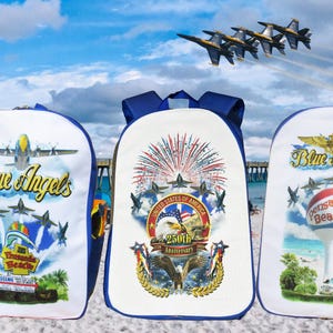 Pu&ograve; includere: Tre zaini bianchi e blu con grafiche Blue Angels. Uno presenta un aereo e le parole "Pensacola Beach". Un altro mostra fuochi d'artificio e un'aquila con "250th Anniversary". Il terzo mostra un serbatoio d'acqua.