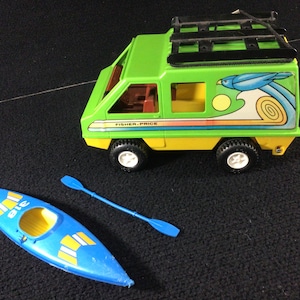 Vintage Fisher-Price Adventure People-sportwagen uit 1977 met kajak en peddel.