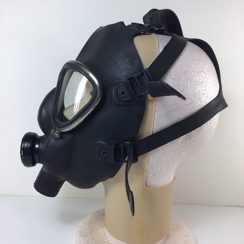 Vintage Wilson Rubber Gas Mask Glass high quality Lens. Adjustable.