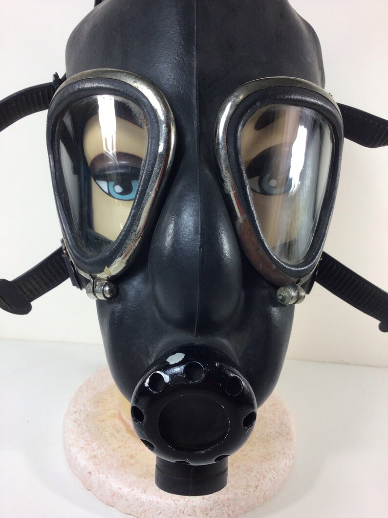 Vintage Wilson Rubber Gas Mask Glass high quality Lens. Adjustable.
