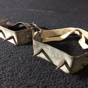 Bottes vintage en métal pour marche sur glace, crampons, crampons avec sangles. Ninja.