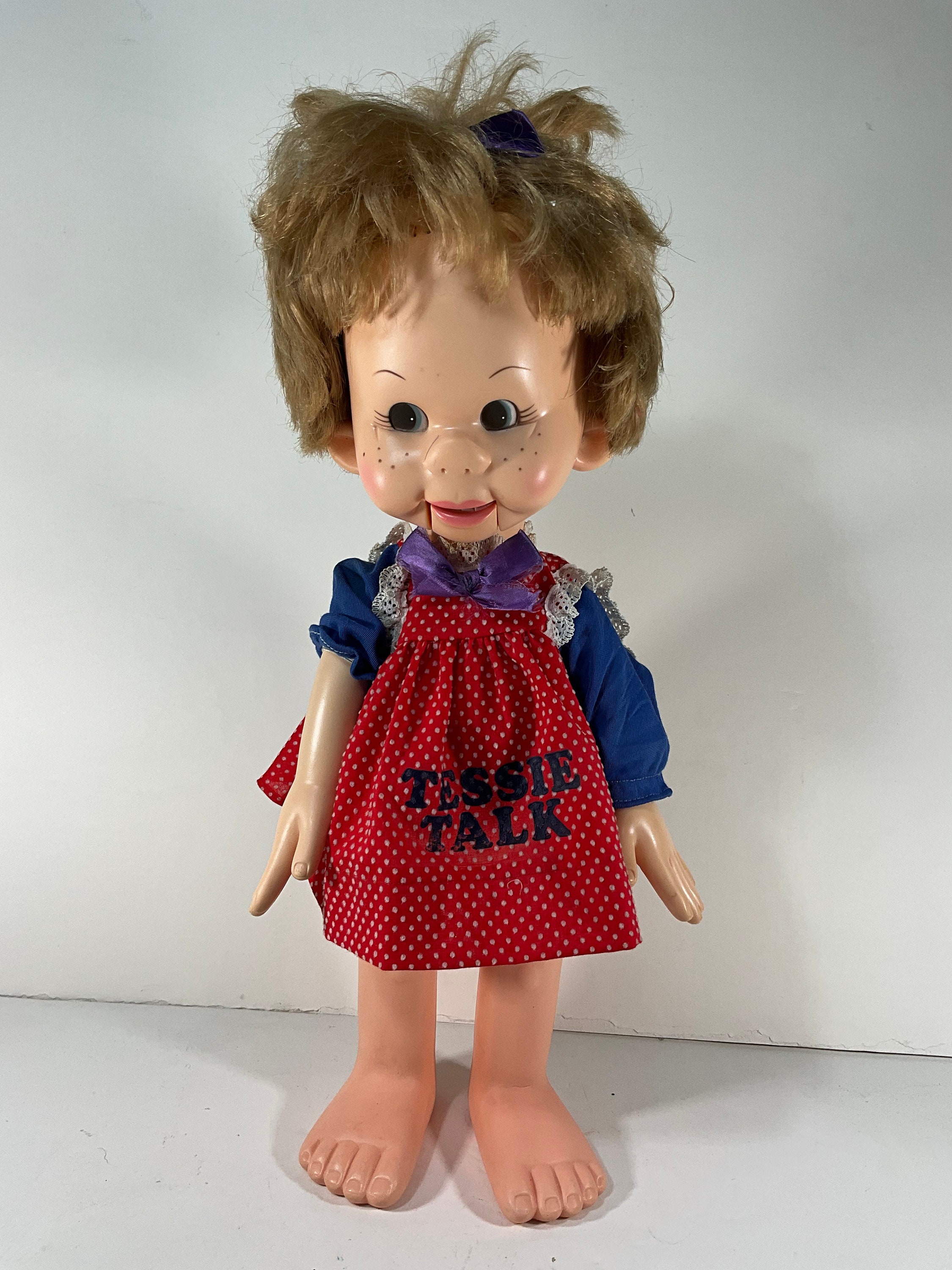 Une jolie bouche de 60cm qui peut déplacer la poupée, apparaître la poignée  et la marionnette, la poupée ventriloque pour les enfants, les vêtements