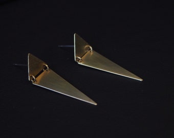 pendientes de tachuelas triangulares de latón, Pendientes de uso diario minimalistas geométricos, Pendientes de tachuelas triangulares hechos a mano, pendientes minimalistas, pendientes de latón