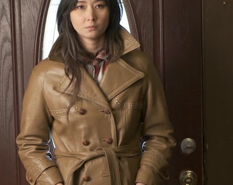 Trench classico da donna in pelle marrone talpa vintage anni '50 con grandi dettagli di Dan Di Modes M / S