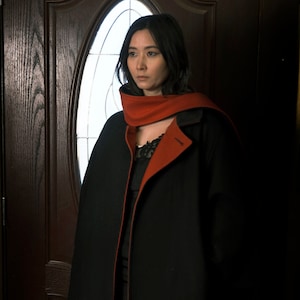 Beautiful Vintage Nouveau Wayne Stuart Black Wool Cape. maybe 1940&#39;s or 50&#39;s Built in Red Scarf One Size