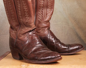 Stivali western esotici vintage anni '70 in alligatore marrone di Dan Post 12 D aste in pelle ricamate realizzate negli Stati Uniti