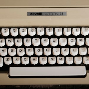 Olivetti Lettera 25 Vintage Manual Typewriter in Working Condition image 6