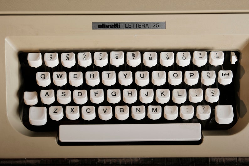 Olivetti Lettera 25 Vintage Manual Typewriter in Working Condition image 6