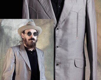 Vintage anni '60 su misura in lana d'argento Western Suit Grey Shadow Stripe sembra argento Medium da uomo Made in USA da Gross of Denver
