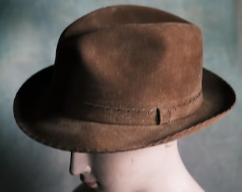 Cappello western vintage marrone anni '40 con cuciture a frusta, bordo e fascia, taglia 7