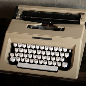 Olivetti Lettera 25 Vintage Manual Typewriter in Working Condition image 2