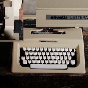 Olivetti Lettera 25 Vintage Manual Typewriter in Working Condition image 9