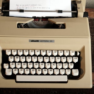 Olivetti Lettera 25 Vintage Manual Typewriter in Working Condition image 1