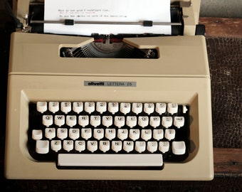 Olivetti Lettera 25 Vintage Manual Typewriter in Working Condition