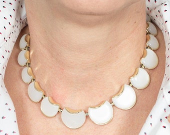 Vintage '70s choker in white lucite beads and gold necklace