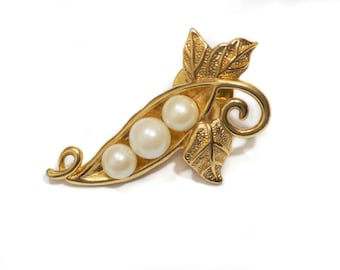 Vintage 80s gold tone and pearls brooch