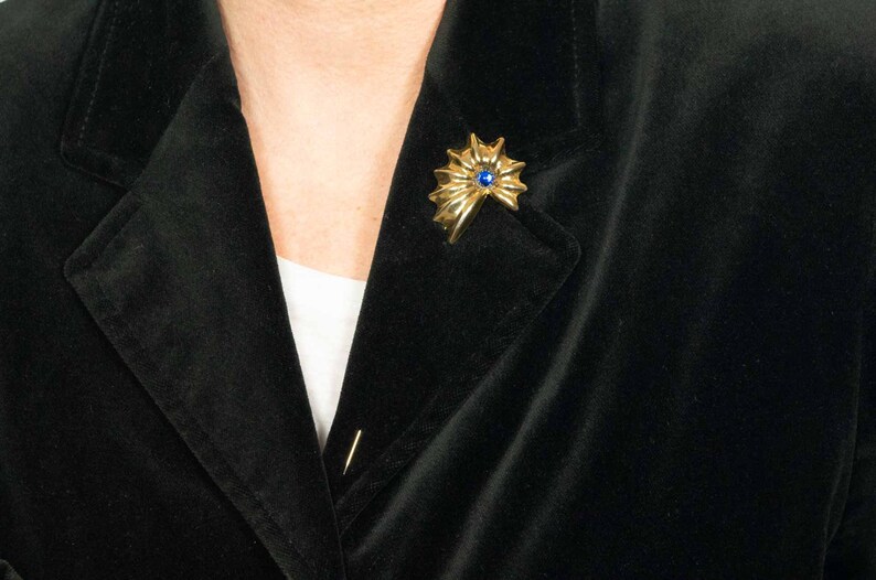 Spilla da giacca vintage anni '70 dorata e pietra blu in vetro per uomo e donna immagine 6