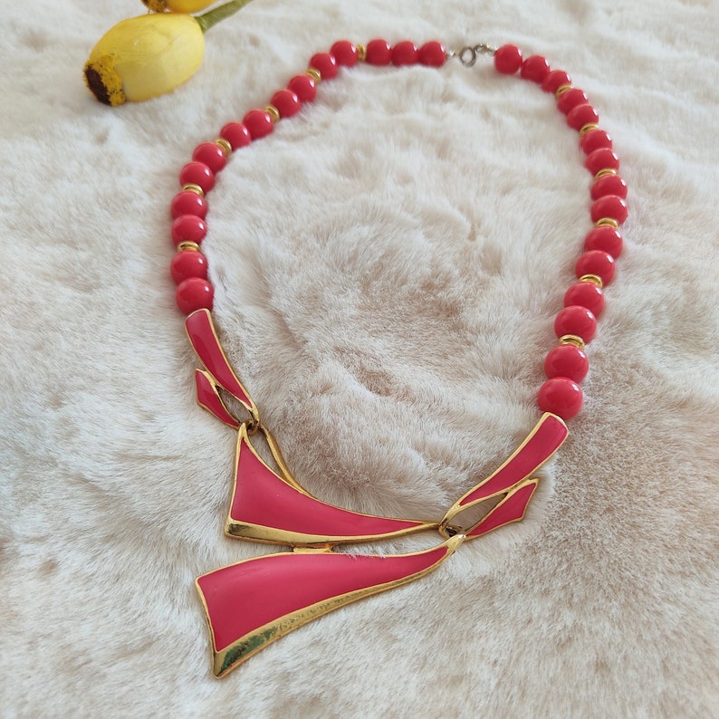 Vintage '70s emerald red and gold necklace for women image 1