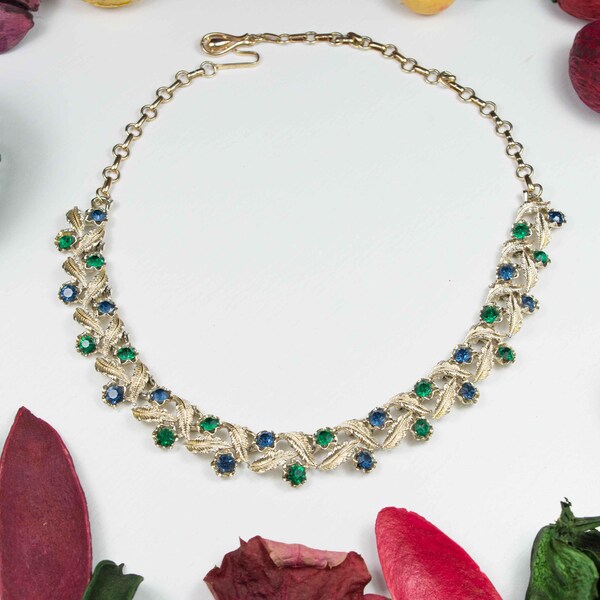 Girocollo vintage anni '60  firmato CORO con cristalli verdi e blu.